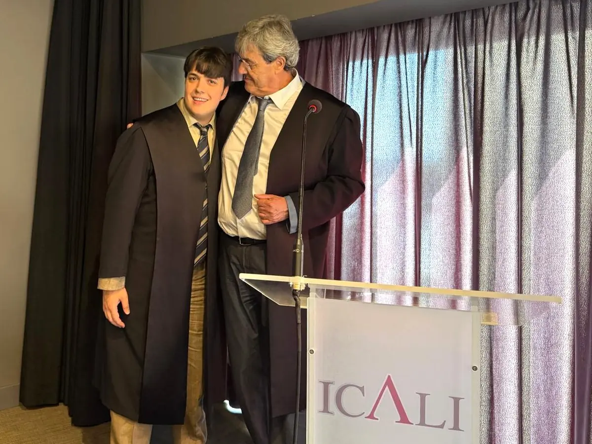 Alejandro Ballester el día de su jura en el Colegio de la Abogacía de Alicante, junto a su padre, Eladio Ballester, fundador del despacho