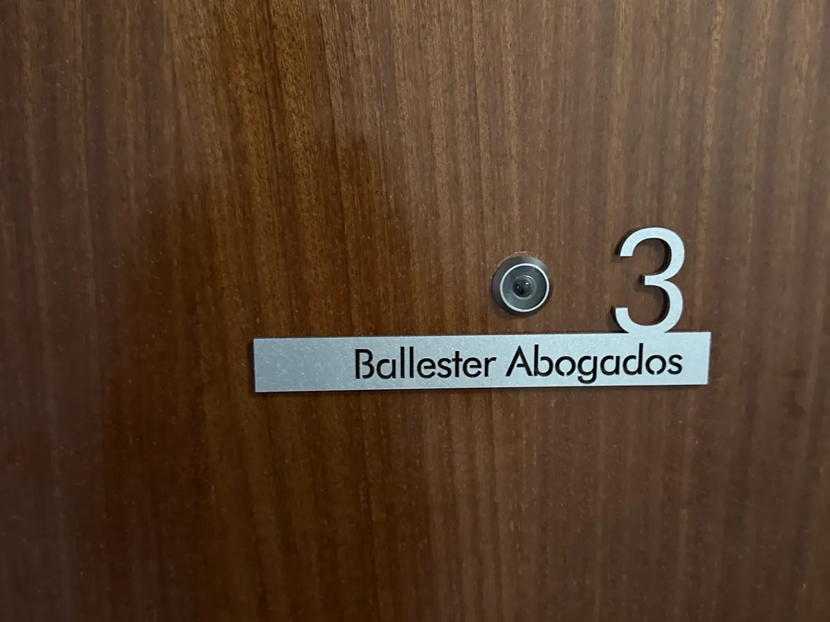 Puerta del despacho Ballester Abogados, entresuelo puerta 3, Calle La Virgen 5, Villena
